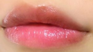 ベアラズベリーを唇に塗った写真
