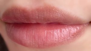 マキシマイザーセラムを唇に塗った写真